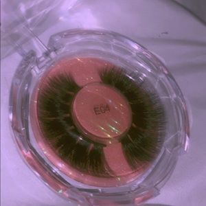 Mink lashes , fluffy and light. Cruelty free.